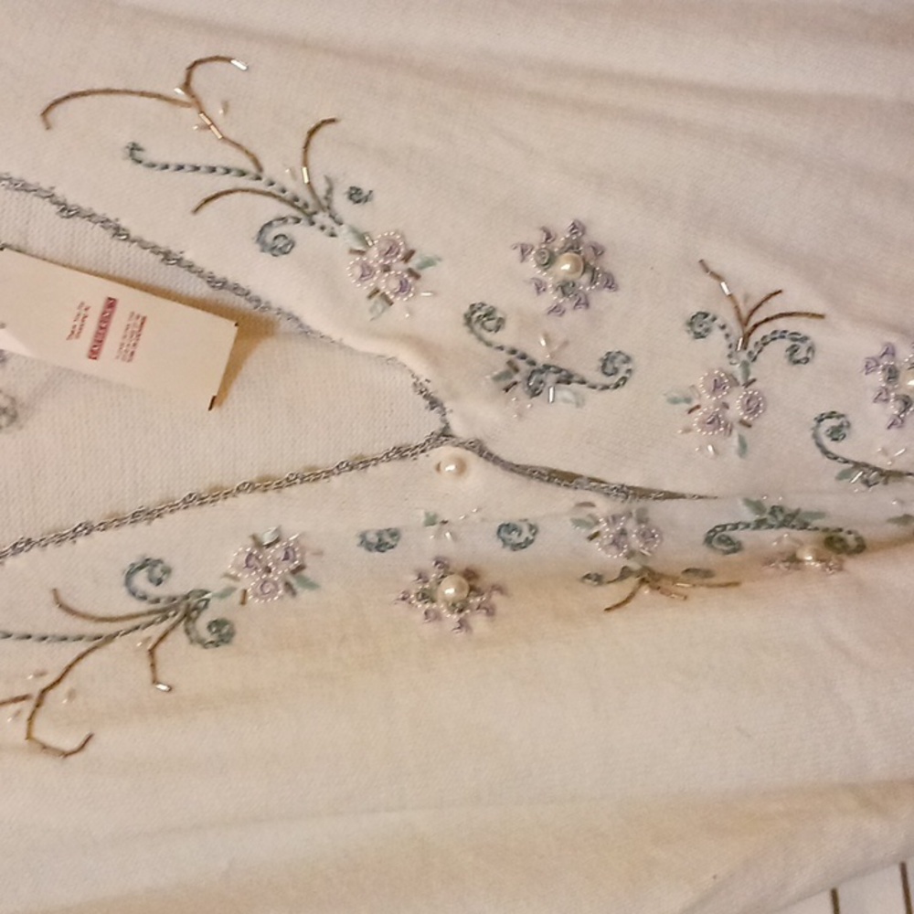 A lovely Koret Vtg sleeveless sweater white with light blue trim pearlbuttons 3x